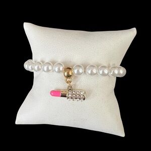 Faux pearl Stretchy bracelet with enamel lipstick charm
